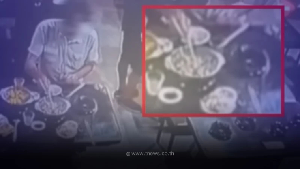 หนุ่มสายเนื้อ แอบคีบผักในหม้อมังสวิรัติของเพื่อนกิน สุดท้ายโดนตำรวจจับ หนุ่มสายเนื้อ แอบคีบผักในหม้อมังสวิรัติของเพื่อนกิน สุดท้ายโดนตำรวจจับ