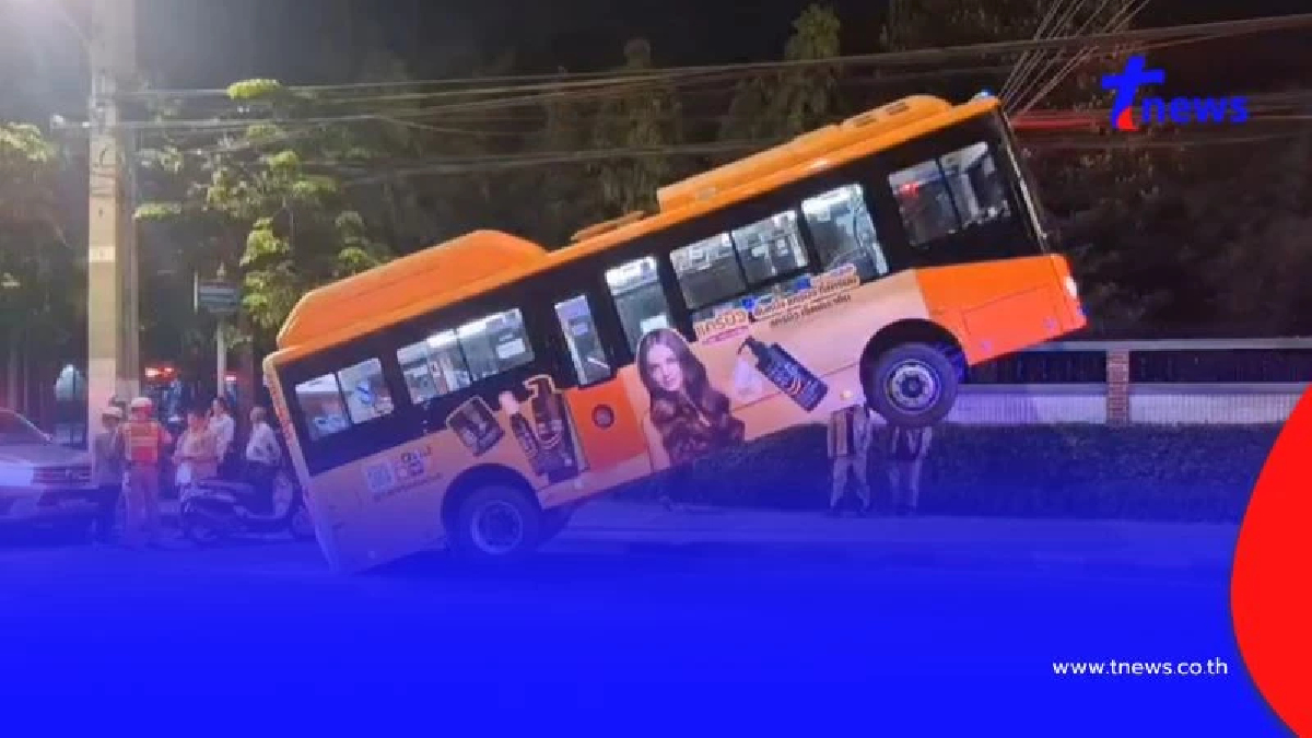 รถเมล์สาย 167 ลื่นคราบน้ำมัน เสียหลักเกี่ยวสายสลิงยึดเสาไฟฟ้า ยกล้อเหินฟ้า