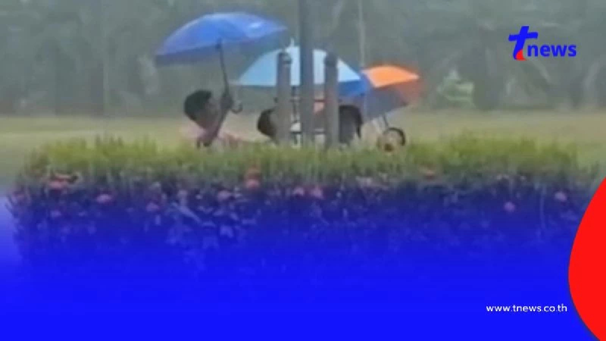 ผอ. โรงเรียนดัง หอบกระเช้าขอโทษ สั่งเด็กตากฝนเชิญธงขึ้นเสา