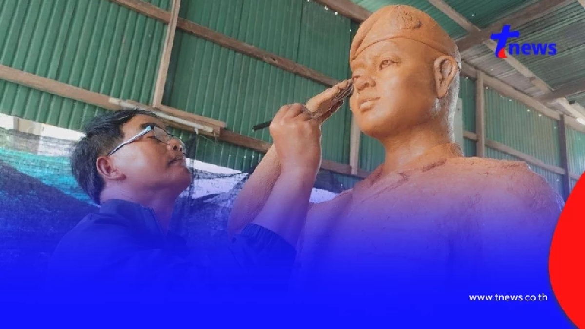 ช่างเทียนโคราชโชว์ฝีมือ แกะเทียน แม่ทัพภาค 2 ร่วมขบวนแห่พรรษา