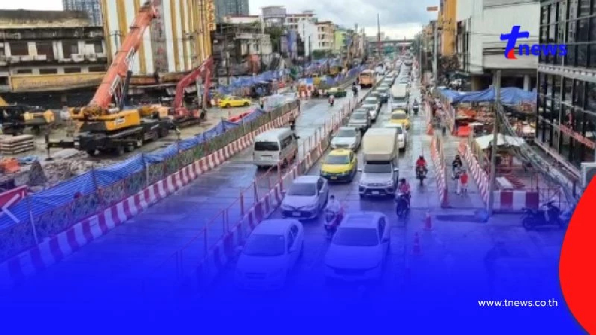 โคลนผุดใต้พื้นถนนหวั่นพื้นทรุดตัว บริเวณหัวถนนสมเด็จพระเจ้าตากสิน