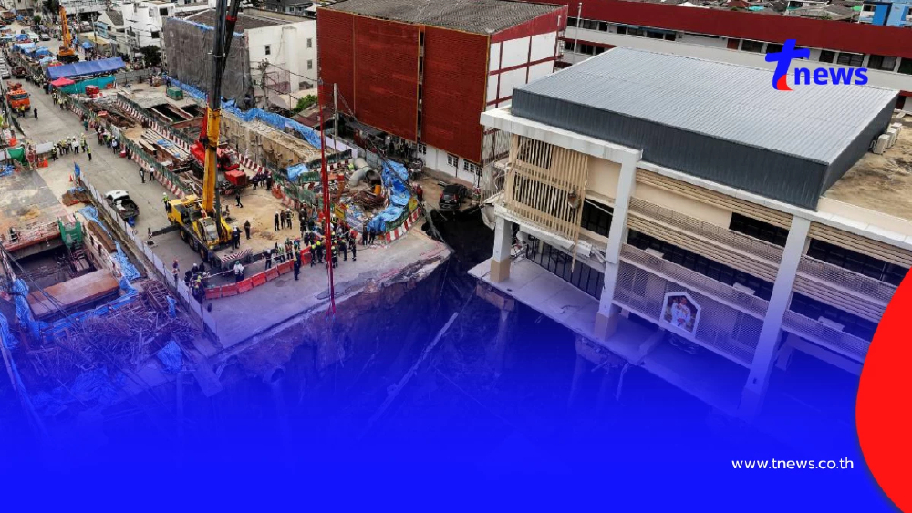 จุดที่ปลอดภัย เหตุถนนทรุด หลังดินเริ่มสไลด์ลงไปเรื่อยๆ