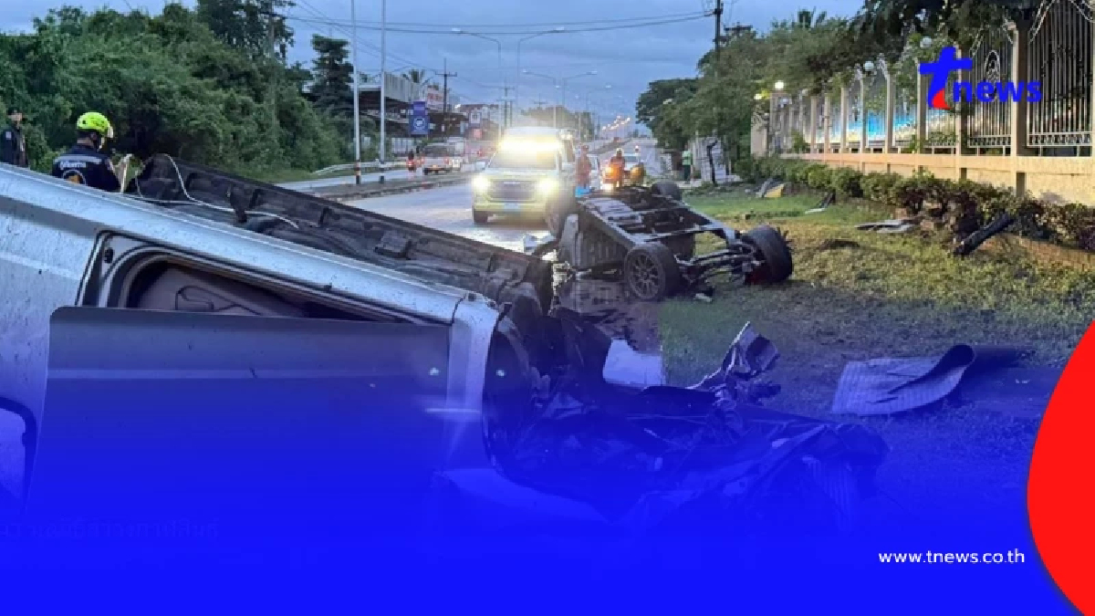 หนุ่มขับกระบะ เสียหลักพลิกคว่ำรถขาด 2 ท่อน คนขับไม่เป็นอะไรเลย