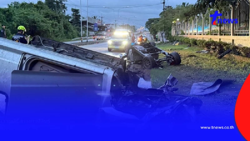 หนุ่มขับกระบะ เสียหลักพลิกคว่ำรถขาด 2 ท่อน คนขับไม่เป็นอะไรเลย
