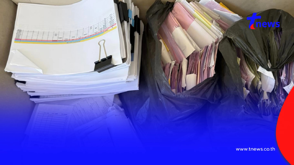 สาวหอบเอกสารปึกใหญ่ ชี้แจงธนาคาร หลังถูกอายัดบัญชีเกือบ 2 เดือน