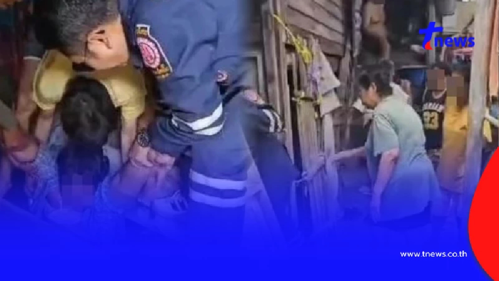 นาทีระทึก คุณป้าตกบ้านทะลุท้องร่อง กู้ภัยเร่งช่วย นอนรวยริน