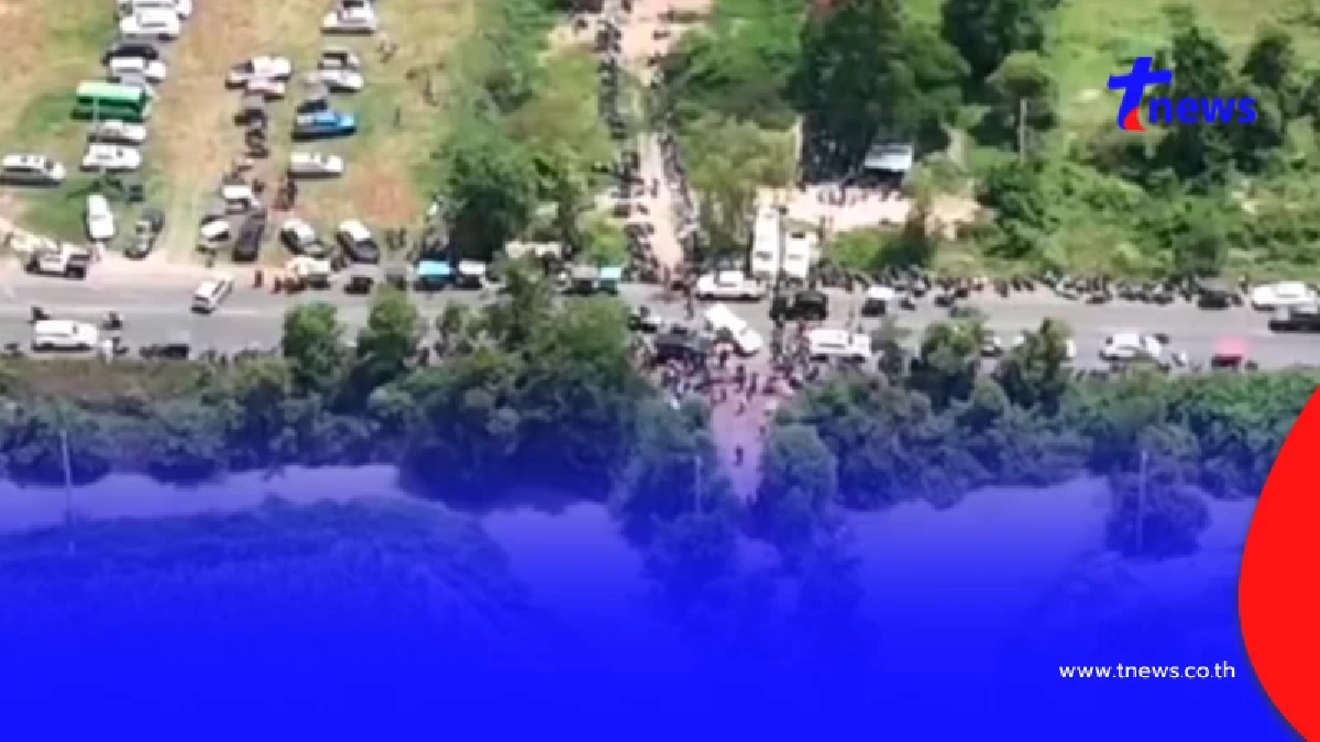 เปิดภาพมุมสูง ชาวเขมรปิดถนนประท้วง ไทยติดป้ายให้ย้ายออก