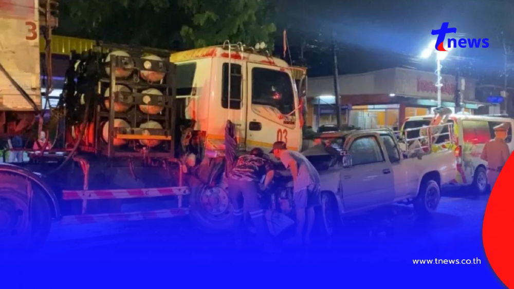 เศร้า กระบะพุ่งข้ามเลน ชนประสานงารถพ่วง 22 ล้อ คนขับดับสลด