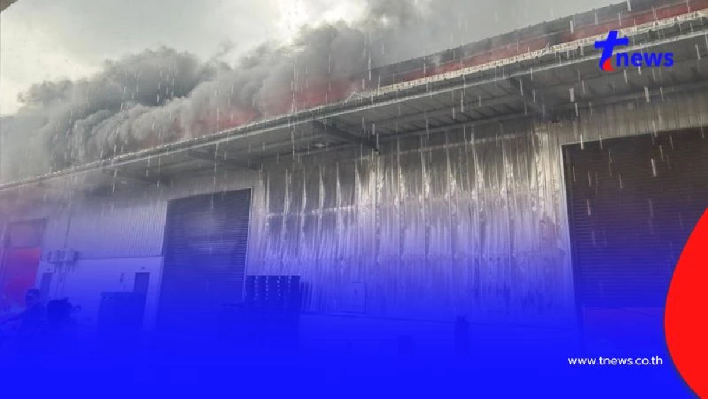 เกิดเหตุเพลิงไหม้โกดังเก็บอุปกรณ์ไฟฟ้า เจ้าหน้าที่ช่วยกันระงับเหตุ จ.ปทุมธานี