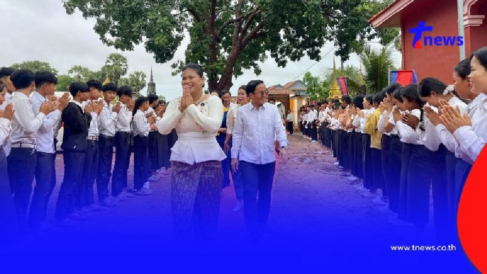 พลโทหญิงมาลี เดินพรมแดงตัดริบบิ้น เยี่ยมชาวบ้านน้ำท่วมกัมพูชา