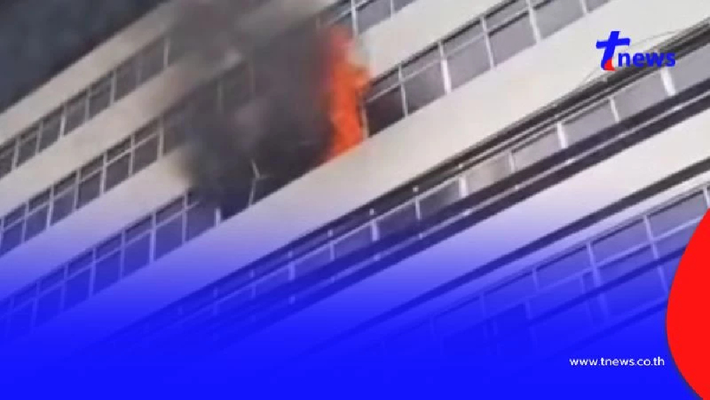 เกิดเหตุเพลิงไหม้ อาคาร 7 ชั้น ซอยศรีนครินทร์ 24 เจ้าหน้าที่ช่วยกันระงับเหตุ