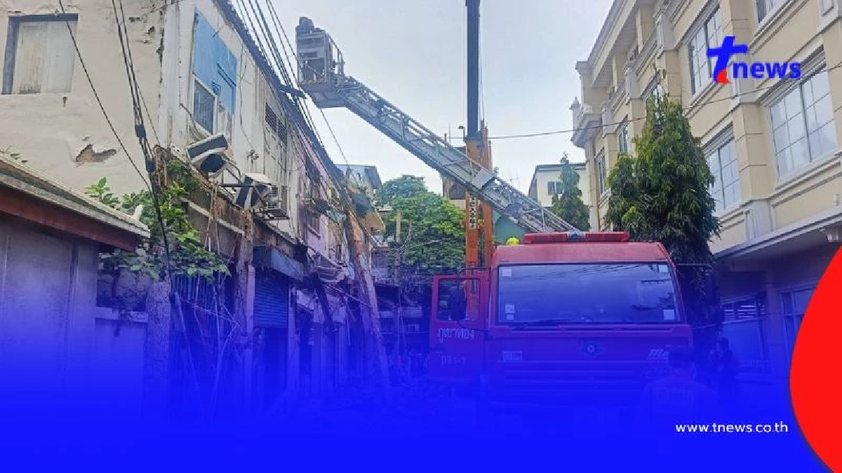 กันสาดอาคารพาณิชย์อายุ 50 ปีพังถล่มหลังฝนตกอย่างหนัก