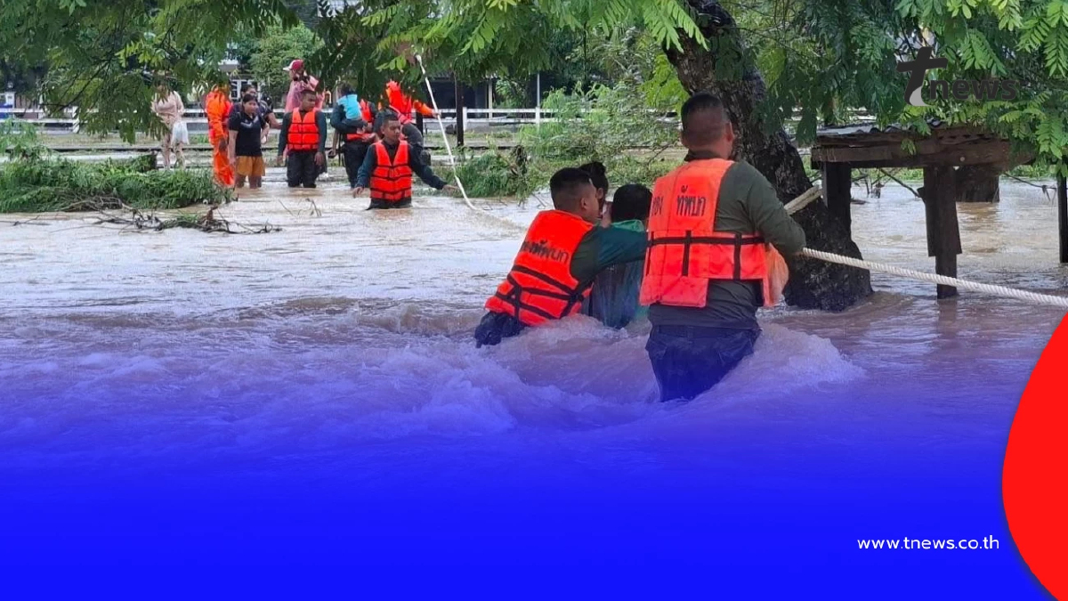 กองทัพระดมกำลังลุยน้ำช่วยชาวบ้านใต้ อพยพผู้สูงอายุหนีน้ำวิกฤต