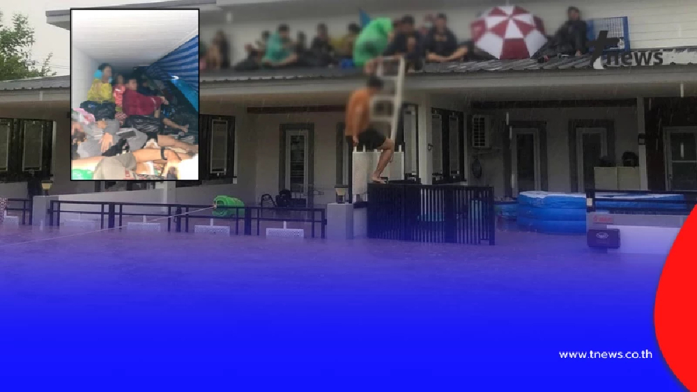 วอนช่วยเหลือ นับ 10 ชีวิต หนีน้ำท่วมฉับพลัน ขึ้นไปอยู่บนหลังคา