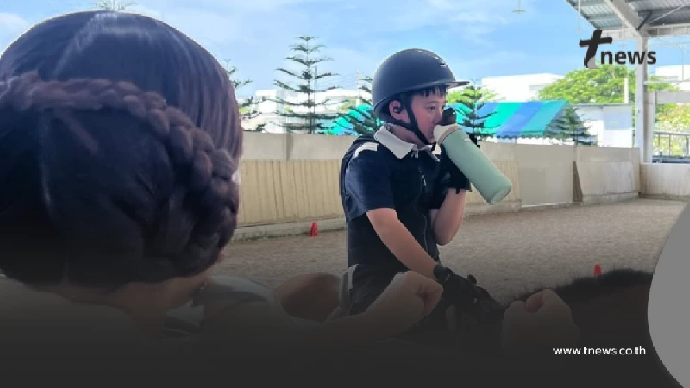 แม่ชมแต่งตัวหวานละมุนสุดปัง รอลูกชาย “พี่สายฟ้า” โชว์สกิลขี่ม้า