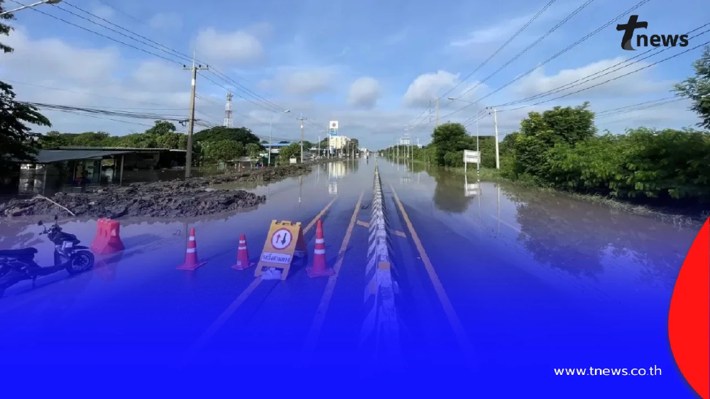 ปิดถนนป่าโมก-สุพรรณ น้ำท่วมสูง 50 ซม. จนท.เร่งอำนวยความสะดวก