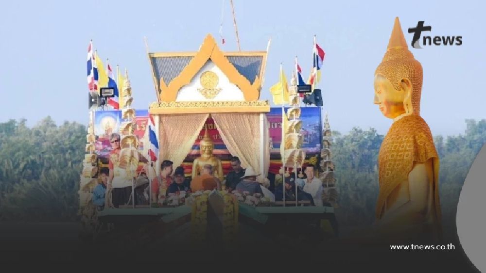 ฮือฮาทั้งงาน แห่หลวงพ่อโสธรทางน้ำ นักเสี่ยงโชคจับจ้องเลขเรือ