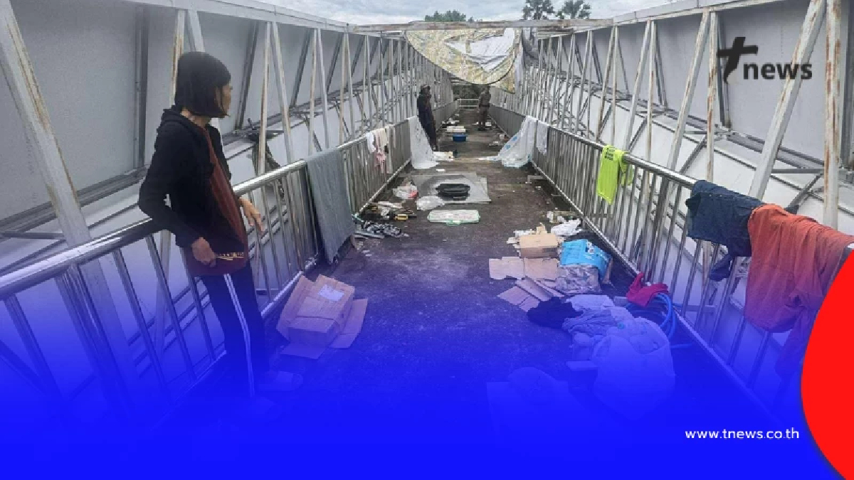 ชาวบ้านเอือมระอา ผัวเมียยึดสะพานลอยทำเป็นบ้านนาน  3 เดือน