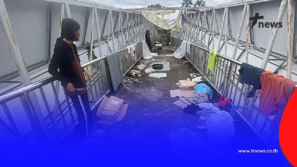 ชาวบ้านเอือมระอา ผัวเมียยึดสะพานลอยทำเป็นบ้านนาน  3 เดือน