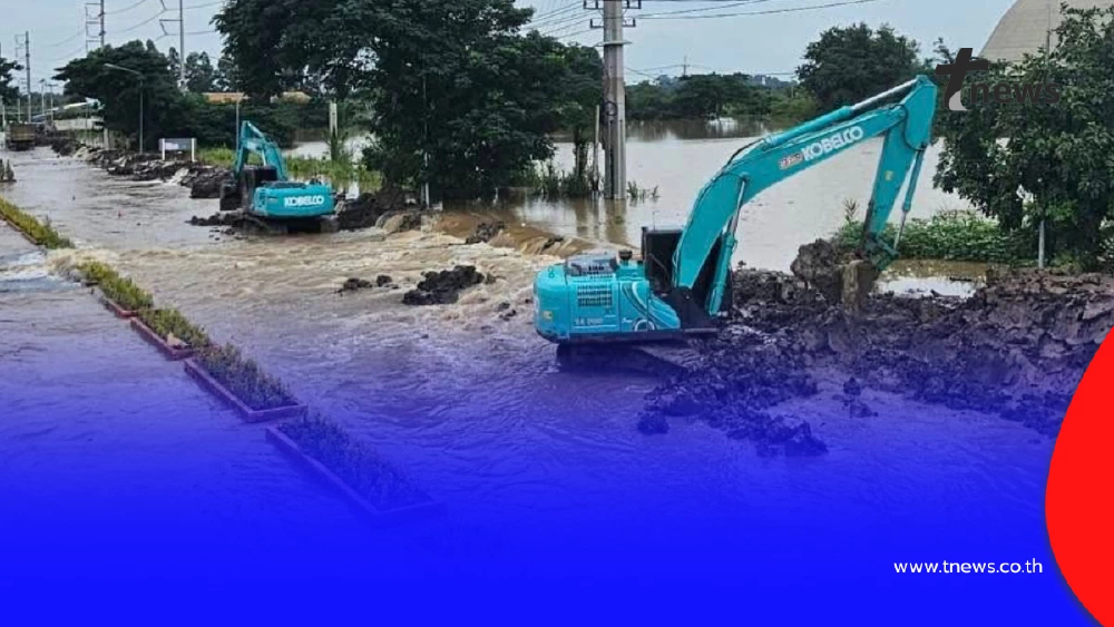 แตกแล้ว! คันดินป่าโมก ทำน้ำเจ้าพระยาทะลักท่วมชุมชนอ่างทอง