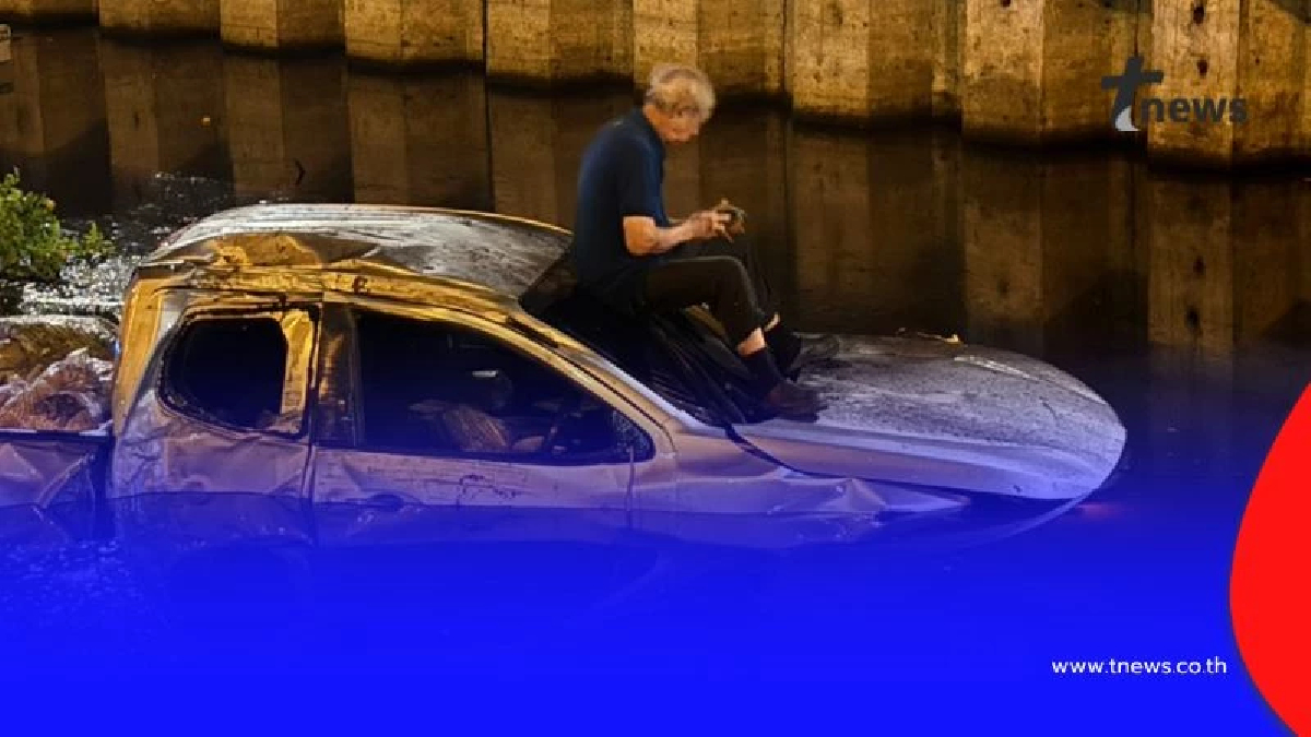 ตาวัย 79 ขับกระบะพุ่งตกคูน้ำ ริมถนนวิภาวดี  รถจมท่วมทั้งคัน