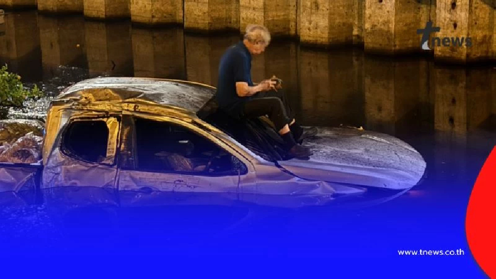 ตาวัย 79 ขับกระบะพุ่งตกคูน้ำ ริมถนนวิภาวดี  รถจมท่วมทั้งคัน