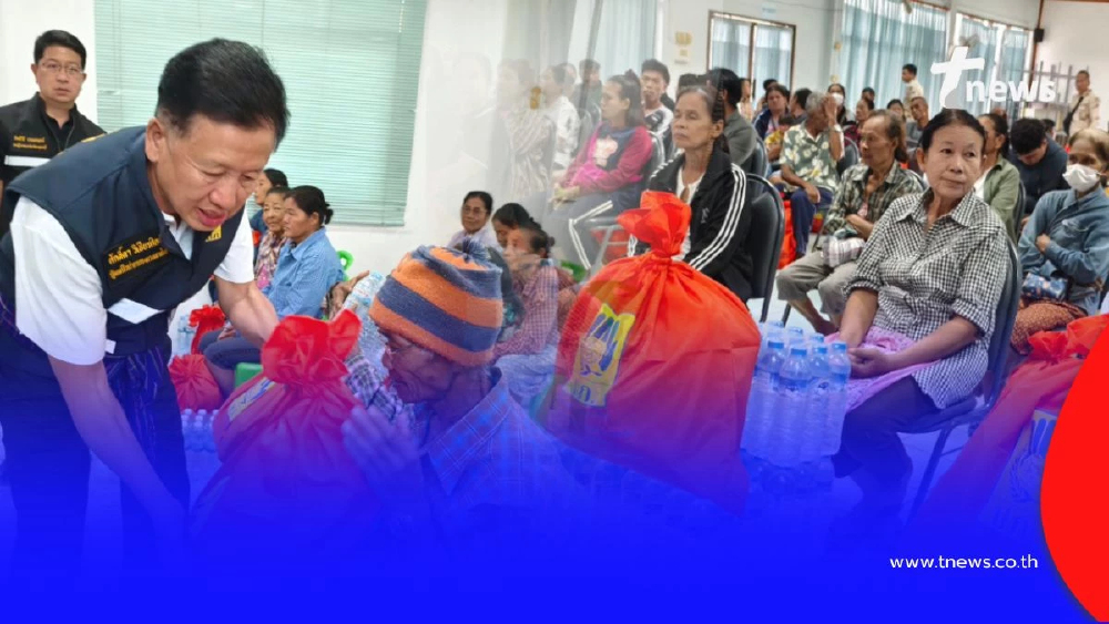 รมช.มท.ศักดิ์ดา บุกพื้นที่น้ำท่วม มอบถุงยังชีพกว่า 500 ชุด