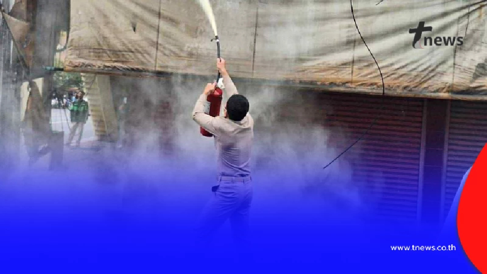 แห่สดุดีสนั่น หลังรู้ ชายชุดราชการ ที่ช่วยชาวบ้านดับเพลิง คือใคร