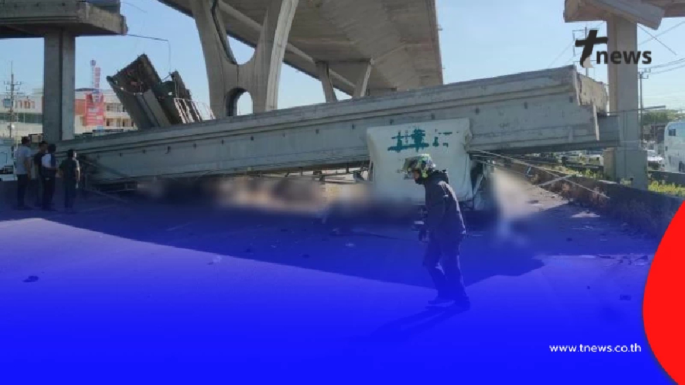 ด่วน สะพานลอยถล่มย่านบางนา-ตราด ทับรถบรรทุก - รถกระบะพังยับ