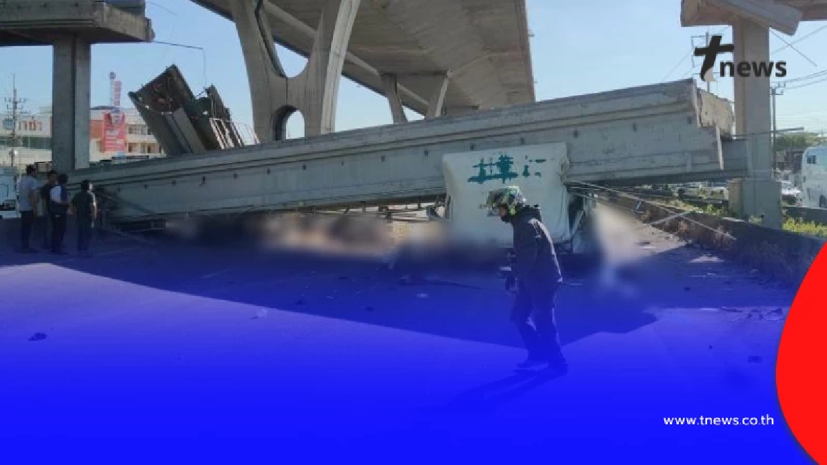 ด่วน สะพานลอยถล่มย่านบางนา-ตราด ทับรถบรรทุก - รถกระบะพังยับ