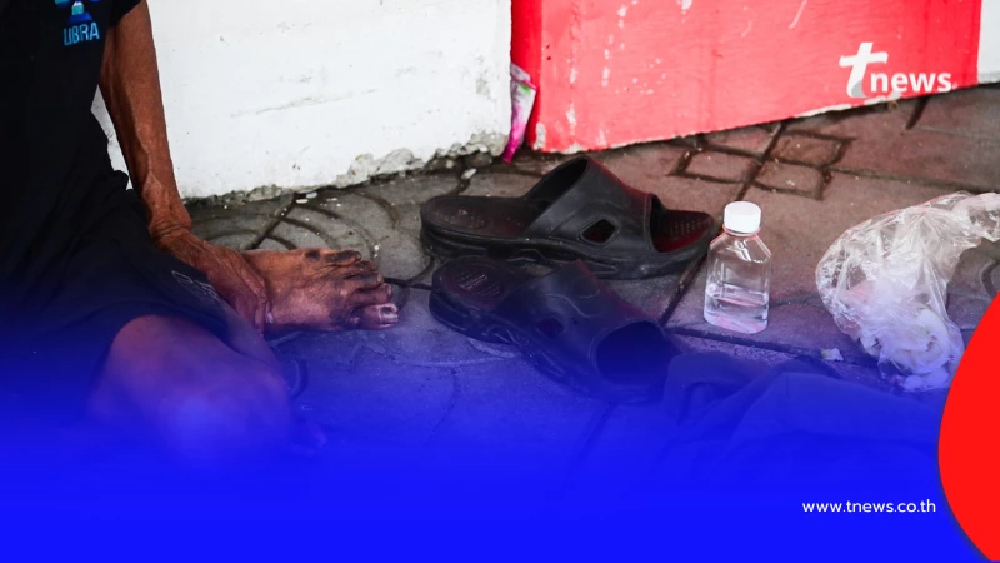 เทศกิจบางกอกน้อย รุดช่วยคนไร้บ้านใต้สะพานอรุณอมรินทร์