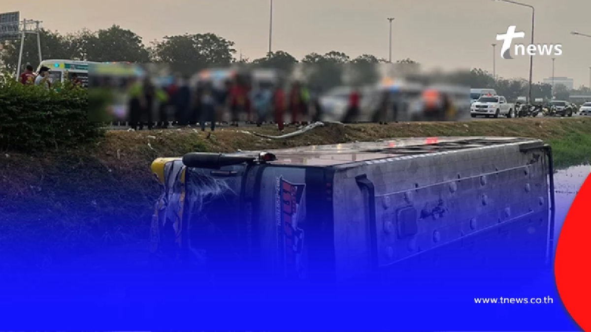 รถบัสรับ-ส่งพนักงานพลิกตะแคง ตกคูน้ำหน้าบิ๊กซีอยุธยา