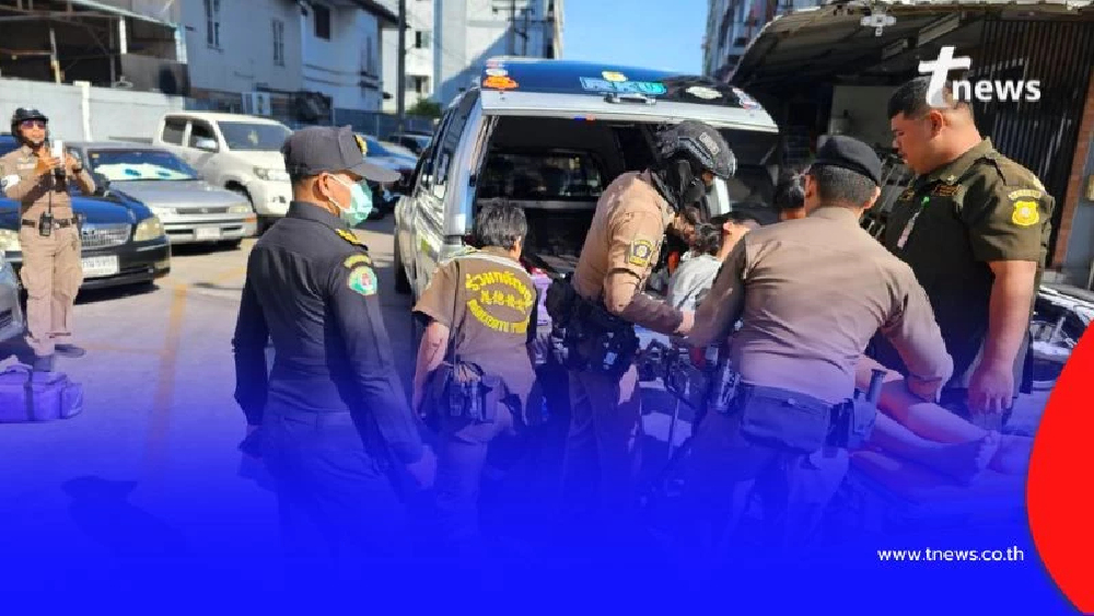 ตร.โชคชัยช่วยสาวสำลักควันไฟไหม้คอนโดย่านลาดพร้าว หามส่ง รพ.