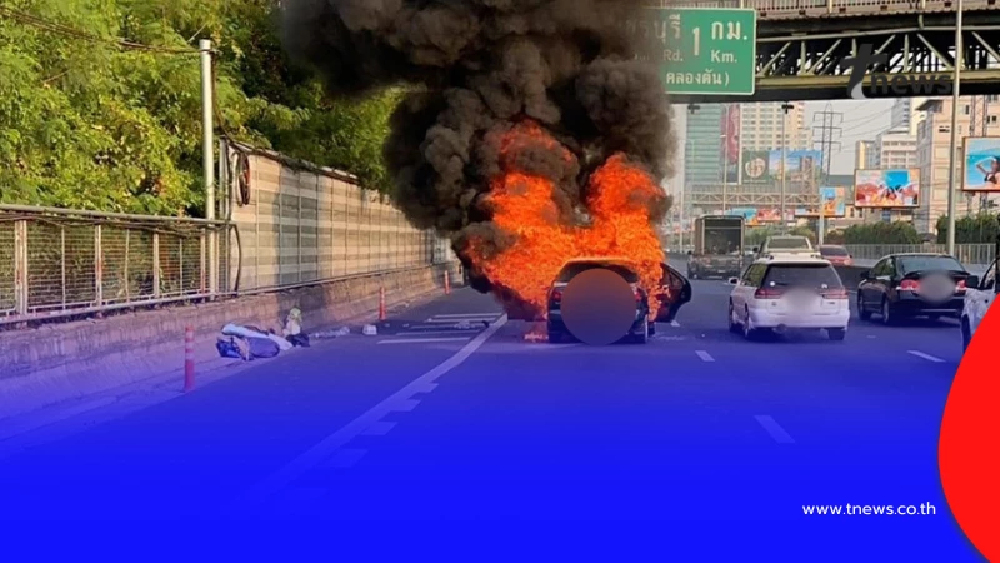 ระทึก ไฟไหม้รถเก๋ง กลางถนนวิทยุ ควันดำพวยพุ่ง เผาวอดทั้งคัน