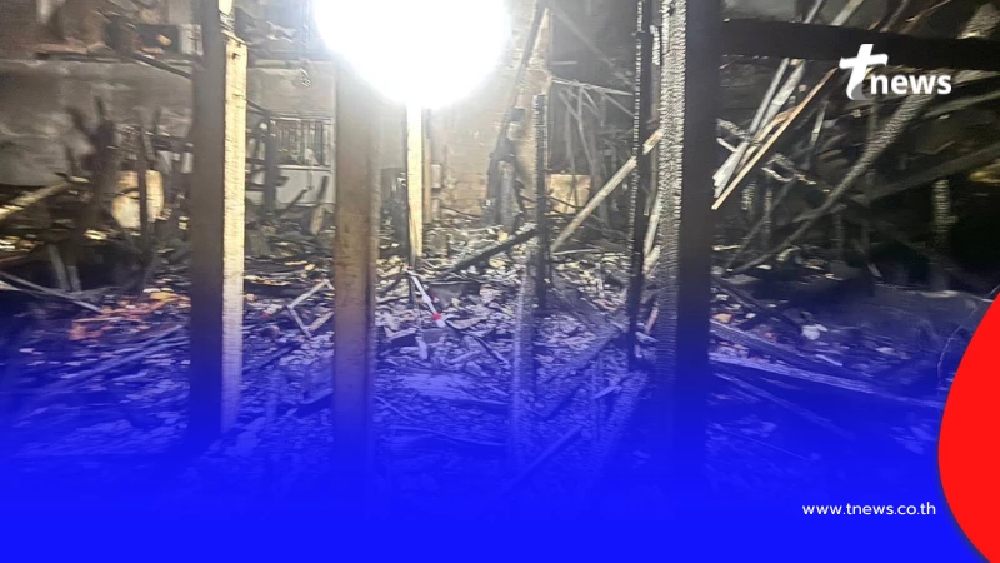 สลดกลางดึก ไฟไหม้บ้าน สามีพยายามฝ่าเปลวเพลิงช่วยภรรยา แต่ไม่ทัน