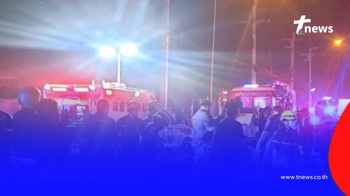 รถตู้แหกโค้ง พุ่งข้ามเกาะกลาง ชนประสานงาพังยับ 3 คัน เสียชีวิต 3 ราย