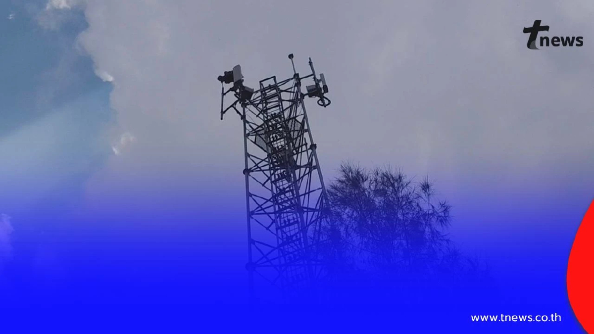 ระทึก! หนุ่มขโมยสายไฟมอเตอร์เวย์ M6 ปีนเสาสื่อสาร หนีจับกุม