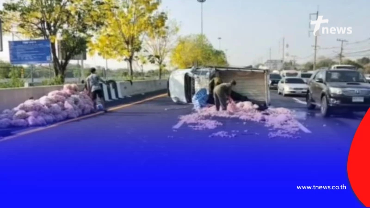 สระบุรี รถขนไก่พุ่งชน 6 ล้อ ทล.1 เร่งล้างคราบน้ำมันเกลื่อนถนน