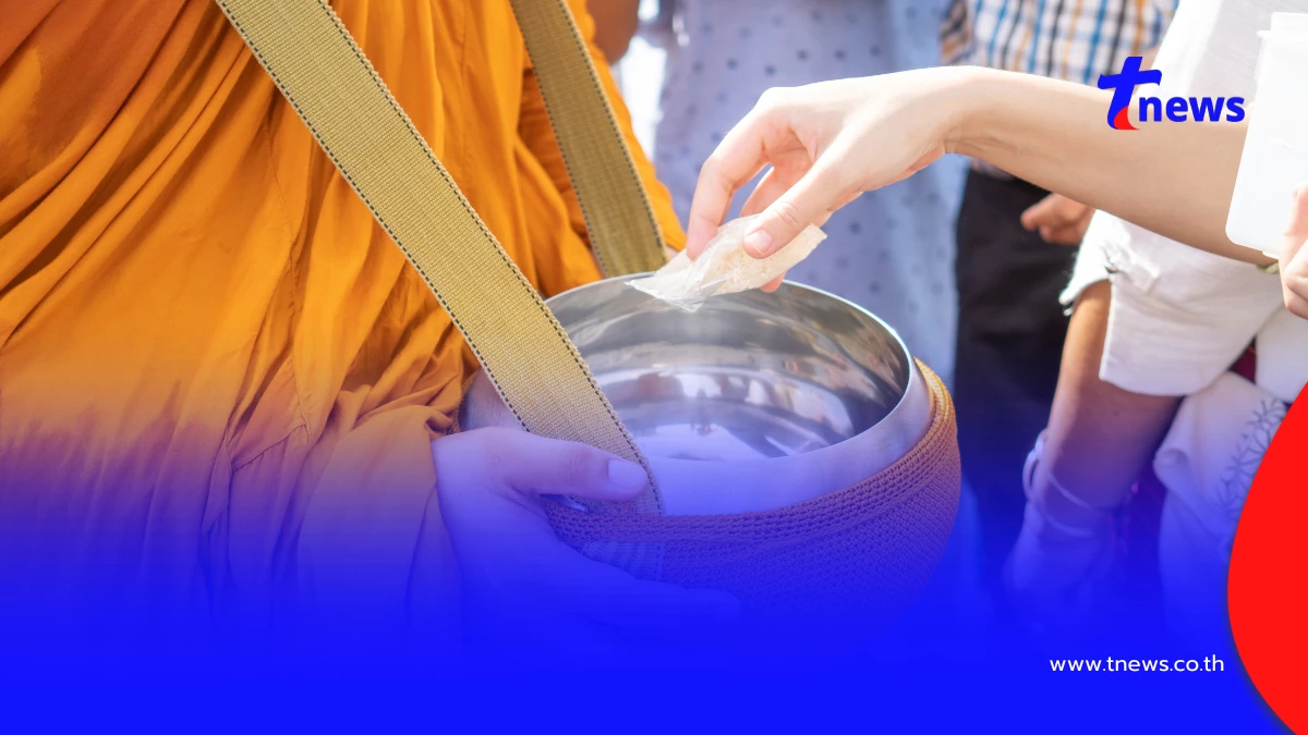 “ชุดใส่บาตร” ถูกทิ้งเกลื่อนริมทาง ชาวเน็ตตั้งคำถามเกิดอะไรขึ้น