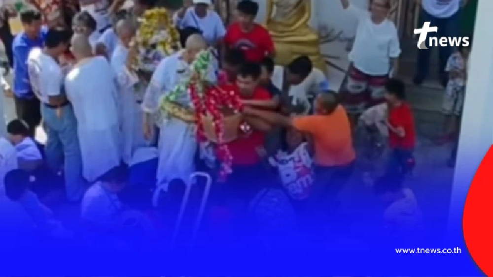 บาปหรือบุญ นาคโปรยทานไม่สะใจ หนุ่มล้วงเอาเองในตร้า กระชากทองนาค