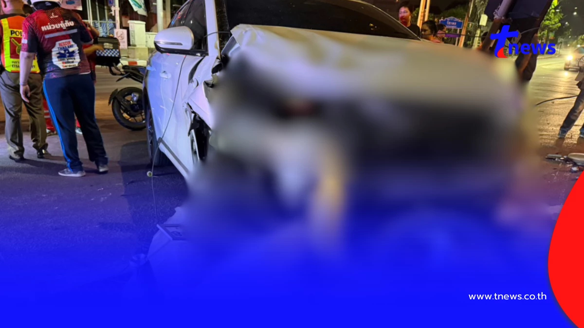 สลด เก๋งไฟฟ้าพุ่งชนจยย. พังยับ สาวดับ 1 ค้นกระเป๋ายิ่งตกใจ