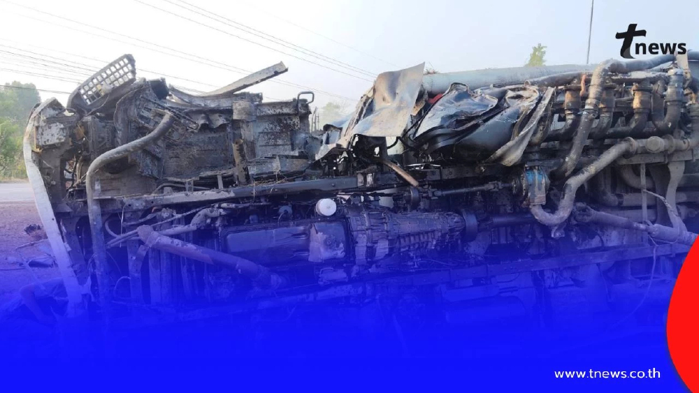 เจ็บ 3 ราย! บรรทุกน้ำมันพลิกคว่ำ ดีเซลรั่วถนนมิตรภาพโคราช