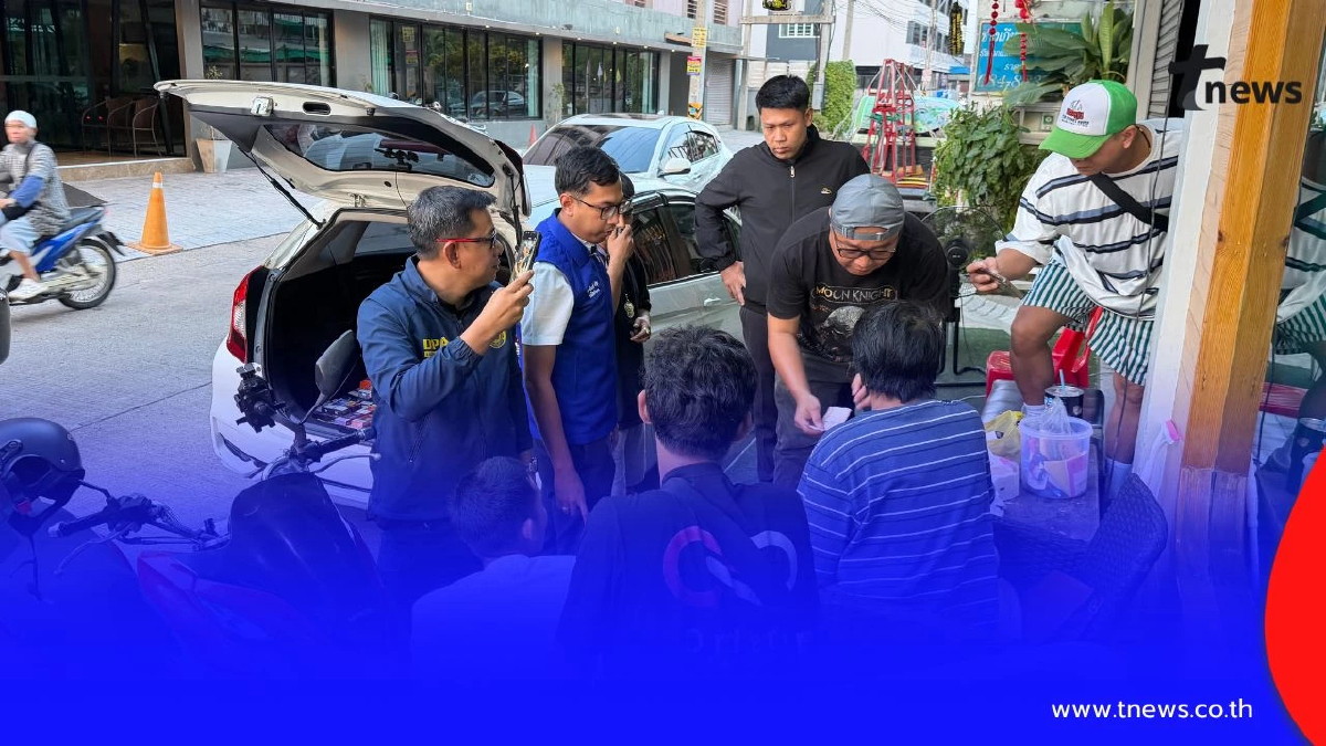 บุกจับกลางถนน! ฝ่ายปกครองบางละมุงรวบร้านบุหรี่ไฟฟ้า