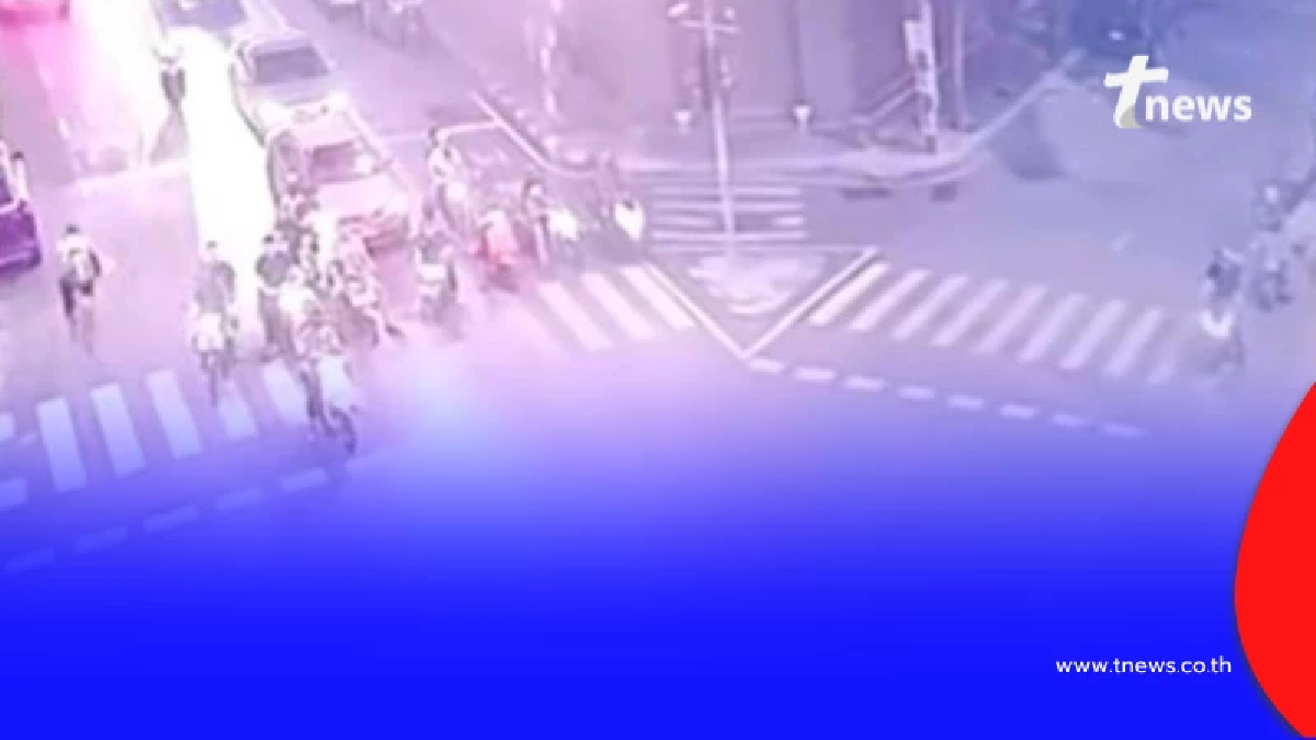 นาทีระทึกแยกพลับพลาไชย สามล้อพุ่งชน รอง ผอ.เทศกิจ บาดเจ็บเร่งส่ง รพ.