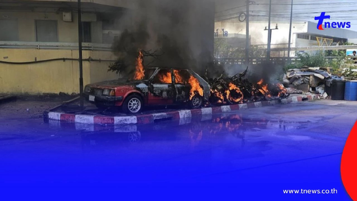 ระทึก! ไฟไหม้รถ จยย. ซอยแจ้งวัฒนะ 5 ลุกลามรถยนต์ เพลิงสงบใน 10 นาที
