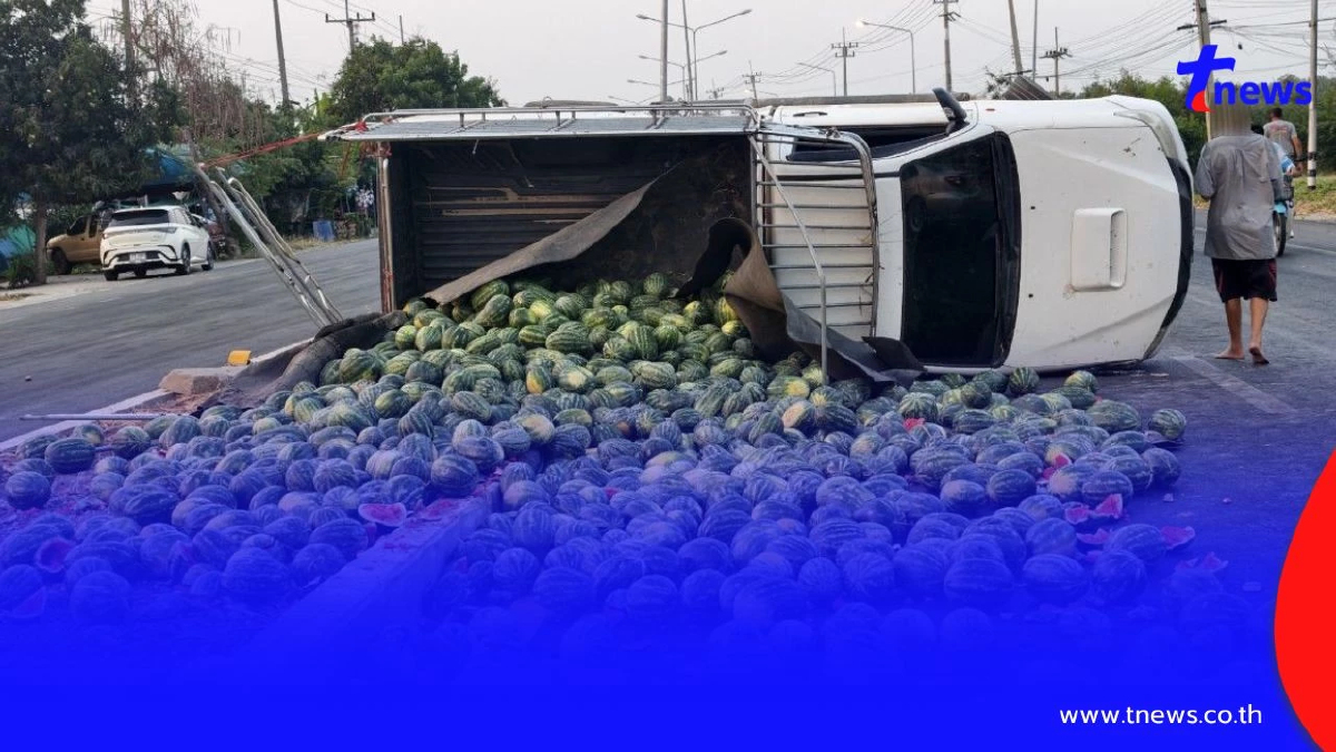 ยางระเบิดรถคว่ำ! ลุงขนแตงโมกลับบ้านไม่ถึงฝัน โชคดีรอดหวุดหวิด