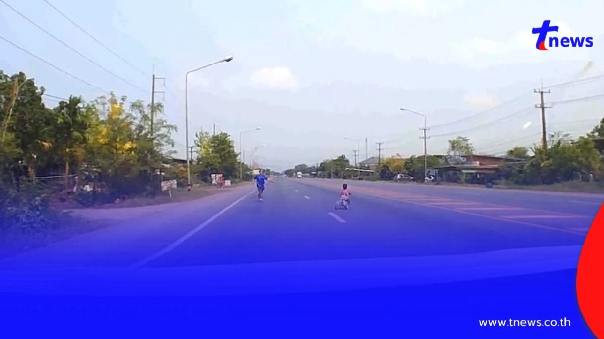 ระทึกกลางถนน! เด็ก 3 ขวบปั่นสามล้อโผล่ถนนใหญ่ รถเบรกจ้าละหวั่น