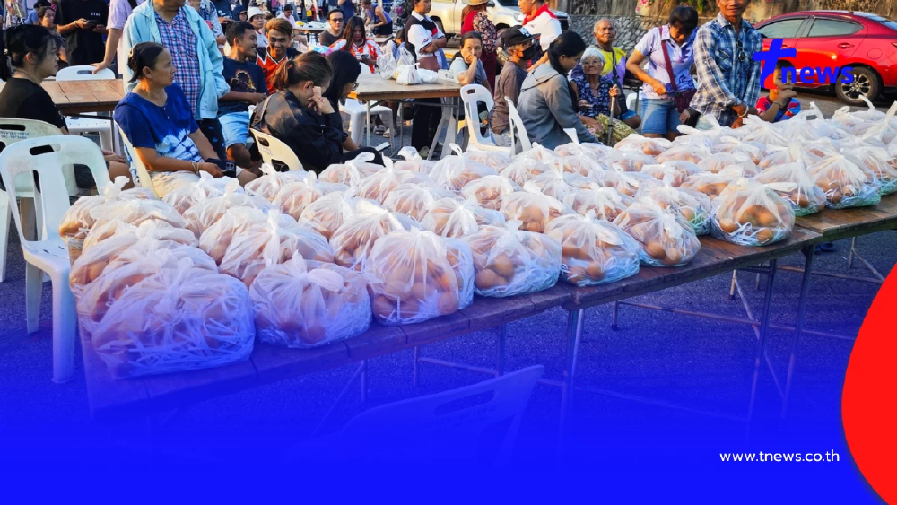 แห่ต่อคิว! ตลาดทับเที่ยงช่วยลดรายจ่าย ขายไข่ไก่แผงละ 50 บาท