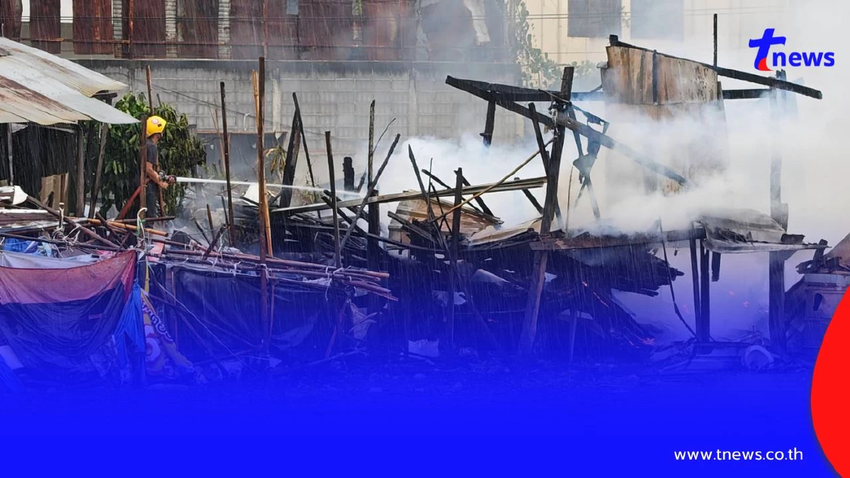 ระทึก! ฟ้าผ่ากลางพายุ ปทุมธานี บ้านไม้ริมคลองไฟไหม้วอดทั้งหลัง