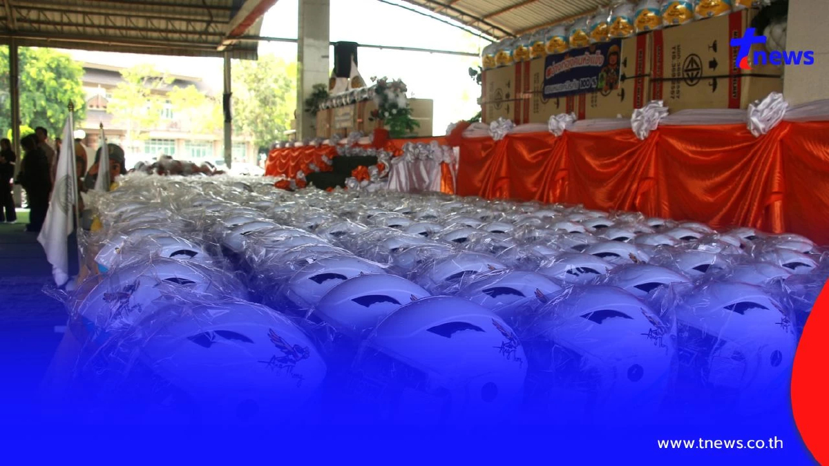 อ่างทองปลุกเสก "หมวกคนหัวแข็ง" แจกประชาชน รณรงค์สวมใส่ 100%